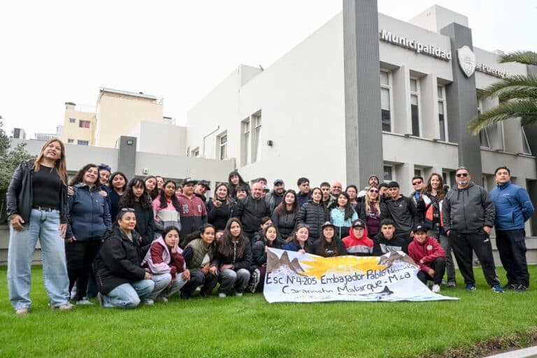 SASTRE RECIBIÓ A ESTUDIANTES DE UN PARAJE RURAL DE MENDOZA QUE VINIERON A CONOCER LAS BALLENAS