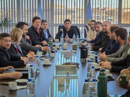 Encuentro convocado por el gobernador de Santa Cruz para abordar el retiro de YPF: YPF debe irse con mecanismos y reglas claras 1 7e859331457bc3c45ae80ee08efe20c8 L
