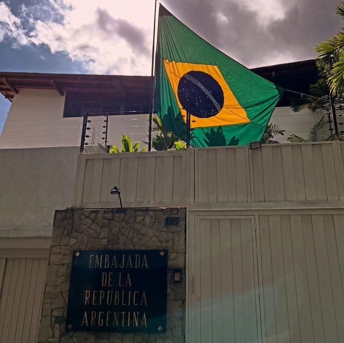 Brasil asume representación diplomática de Argentina en Venezuela y protege embajada y opositores 1 Foto 20240801 bandera brasilera en embajada argentina en venezuela