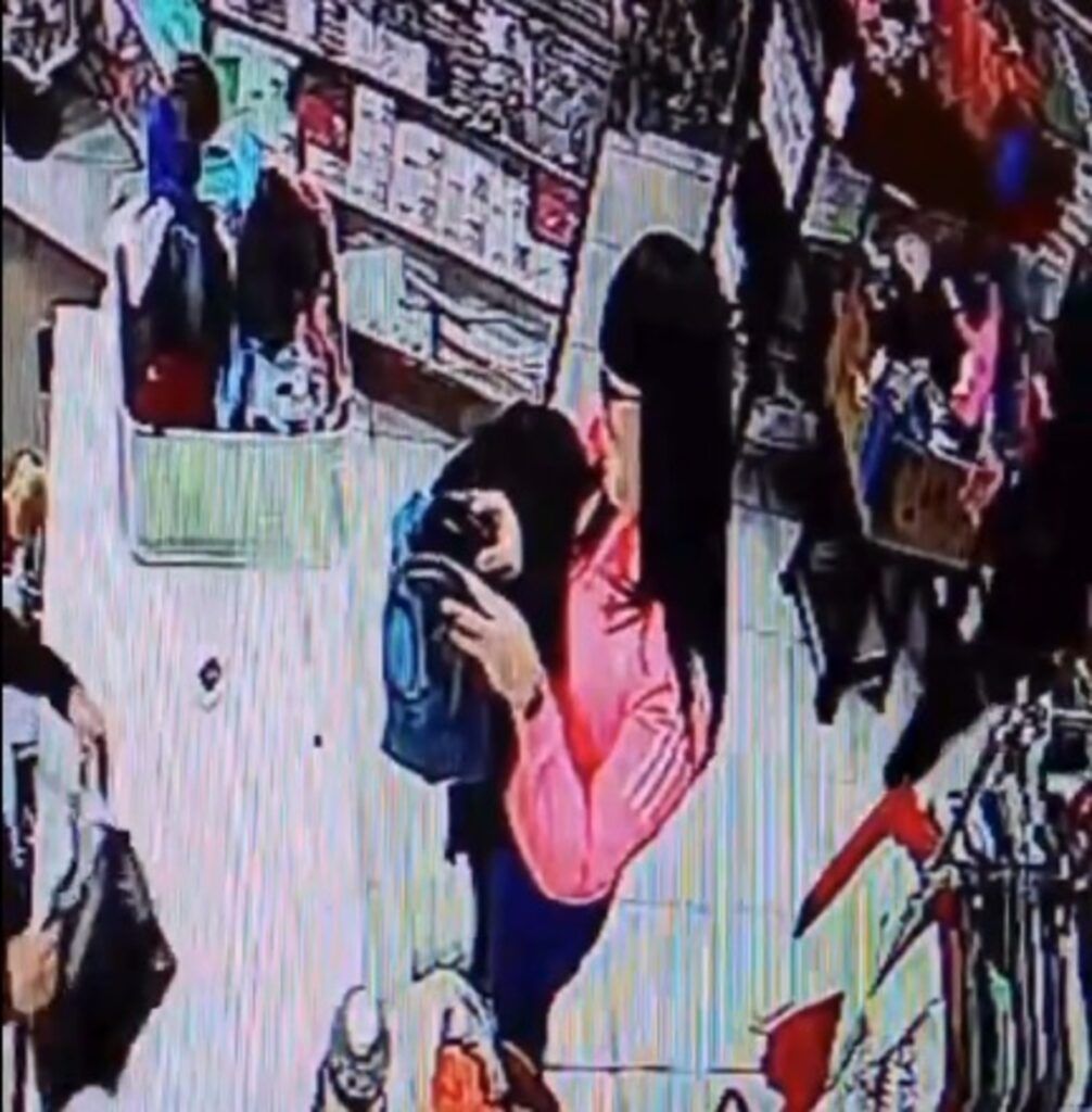 Joven imputada por estafa al realizar compras ilegítimas con tarjeta de débito de jubilado de 88 años en Puerto Madryn 1 IMPUTADA