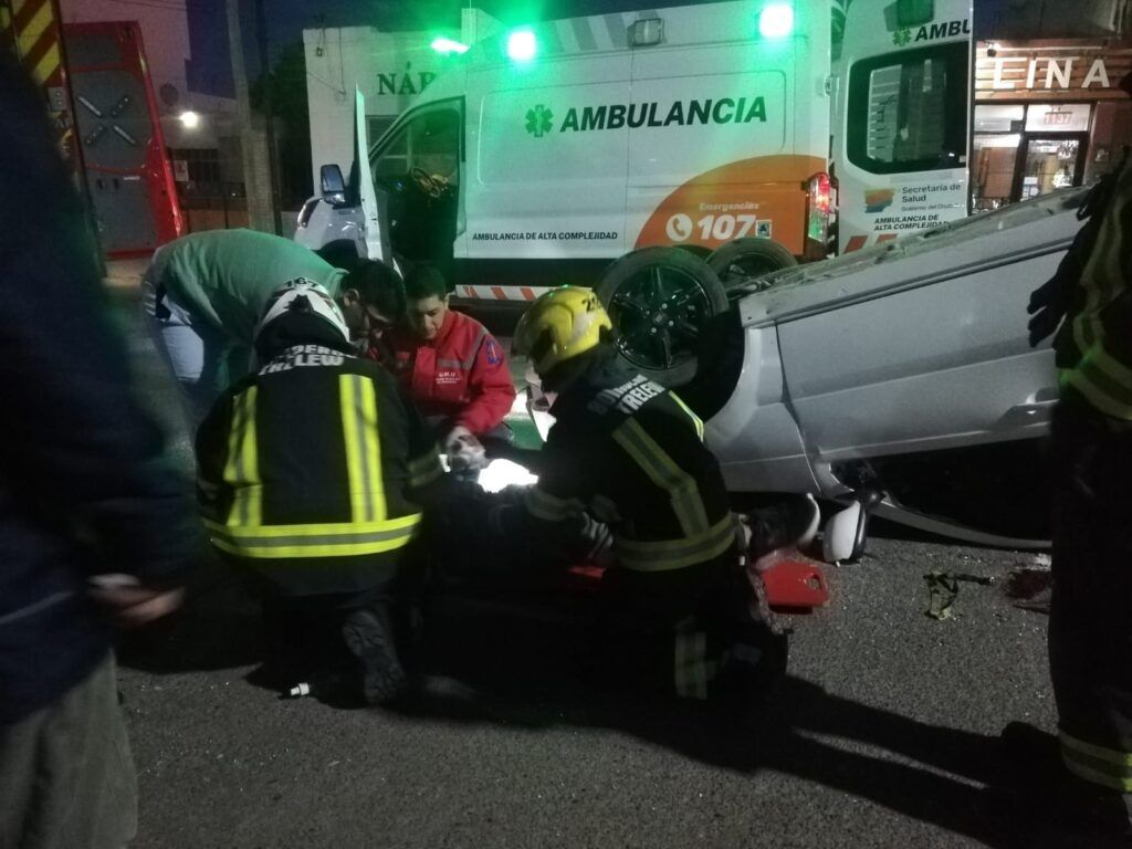 Accidente de tránsito en el centro de Trelew: Fiat Siena vuelca tras colisionar 1 Imagen de WhatsApp 2024 09 14 a las 12.48.47 efc68f2a