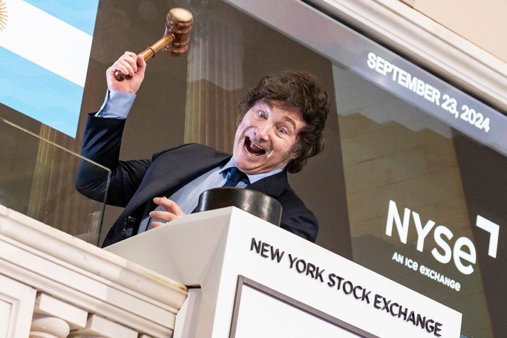 El presidente Milei firmará un decreto para privatizar Aerolíneas Argentinas: avances y negociaciones con compañías aéreas internacionales. 1 Javier Milei en New York foto en wall street @JMilei 81