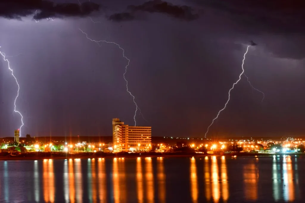 Alerta amarilla por tormentas en Puerto Madryn y alrededores el 19 de septiembre - Subsecretaría de Protección Ciudadana 1 Rayo Jonas 4.webp