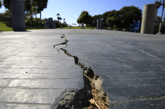 “Declarado estado de emergencia por grietas en el suelo en Los Ángeles, California” 1 grietota