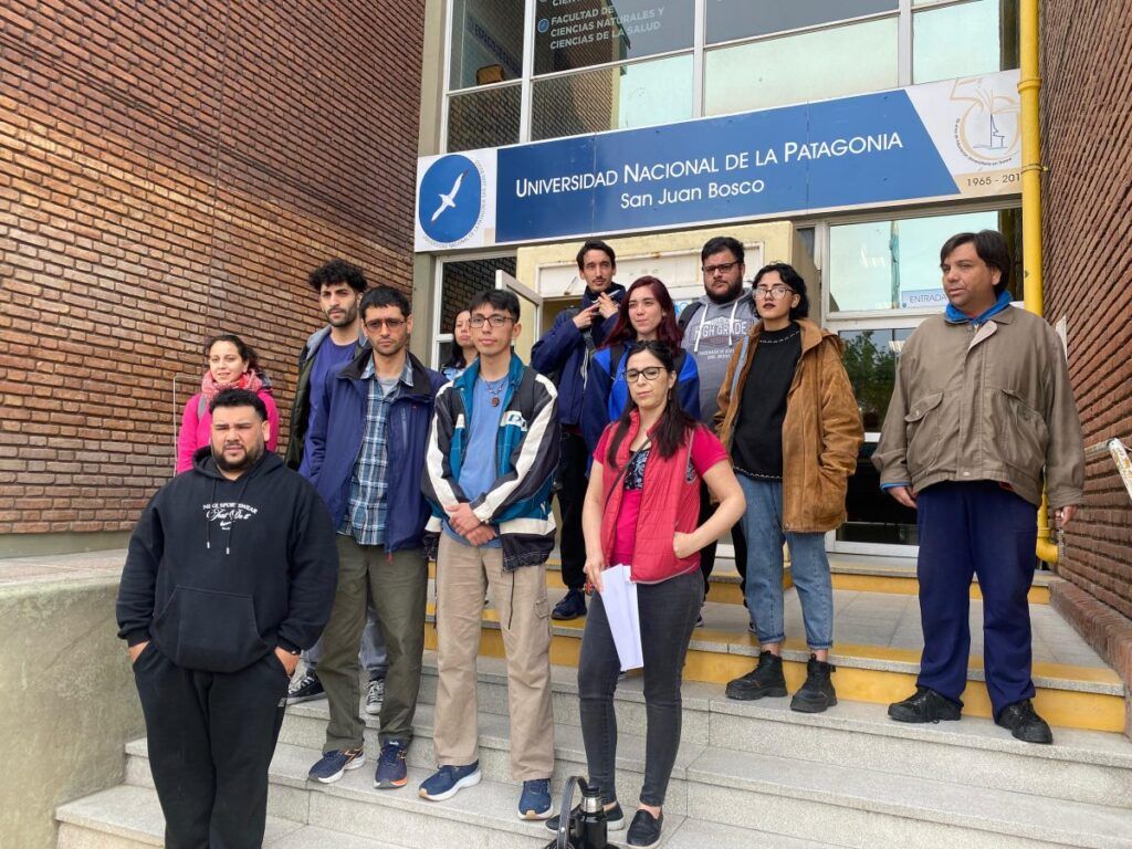 Alumnos de la UNPSJB sede Trelew toman medidas de fuerza por aumento del presupuesto universitario 1 Alumnos de Trelew tomaron la UNPSJB 1200x900