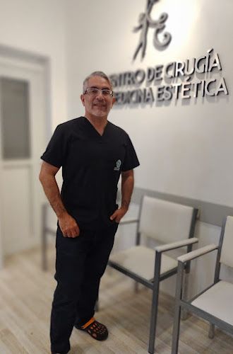 Centro de Cirugía y Medicina Estetica. Dr Carlos Moya 1 Centro de Cirugia y Medicina Estetica. Dr Carlos Moya