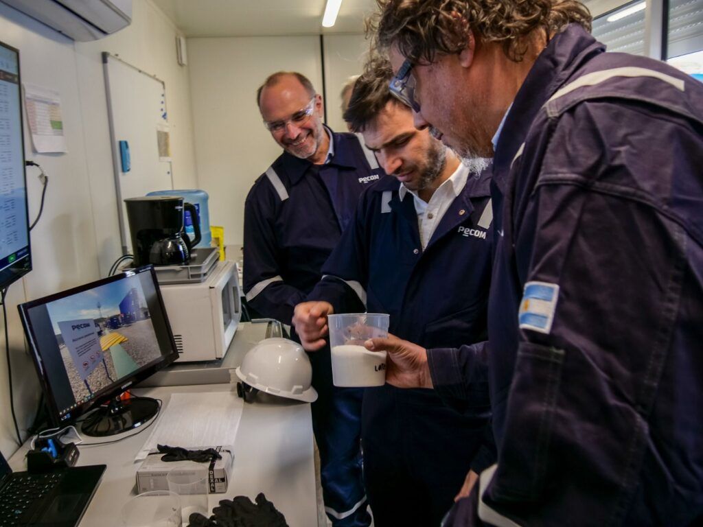 PECOM consolida su retorno a la operación de campos petroleros en Chubut, asumiendo la titularidad de la concesión El Trébol-Escalante 1 WhatsApp Image 2024 10 28 at 15.09.35