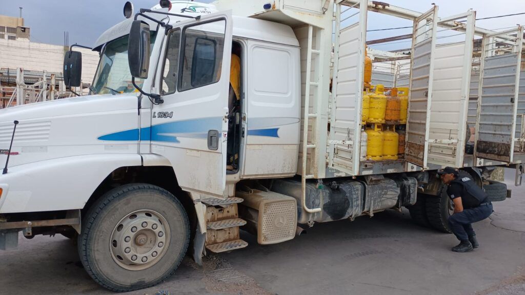 Violento incidente de tránsito en Trelew: camionero dispara tres veces a un automovilista 1 camion 12