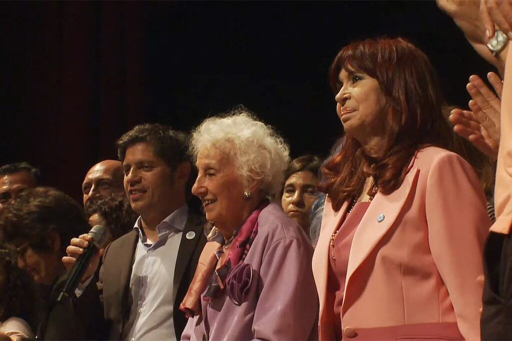 Reunión de Axel Kicillof y Cristina Fernández de Kirchner en concierto homenaje de Abuelas de Plaza de Mayo 1 cristina carlotto kicillof en la plata captura3