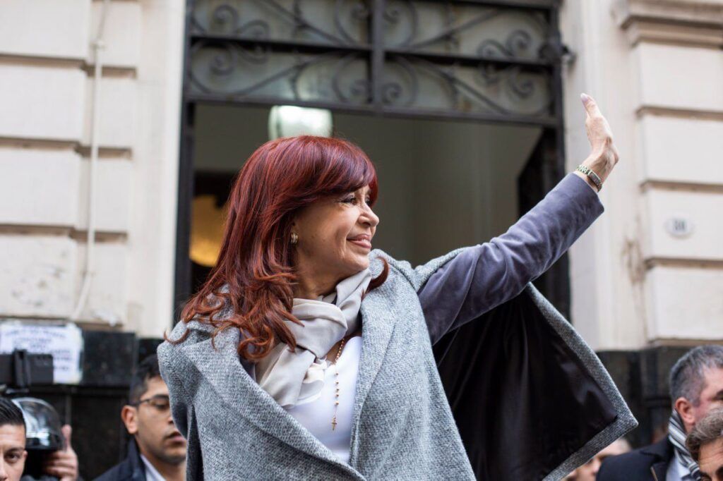 Cristina Kirchner habla de un plan de gobierno basado en pan, trabajo, paz, unión y educación 1 cristina fernandez kirchner con la gente kicinllof perez esquivel foto @CFKArgentina 4