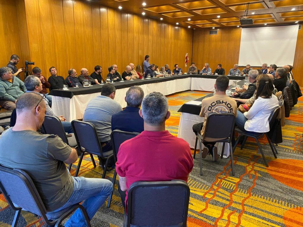 Reunión de empresarios pesqueros en Chubut fija acuerdo sobre precio del langostino 1 reunion encuentro de camaras pesqueras trelew empresarios pesqueros 2 1200x900