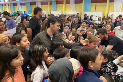 Torres recorrio la Feria del Libro y de las Artes de Trelew 1