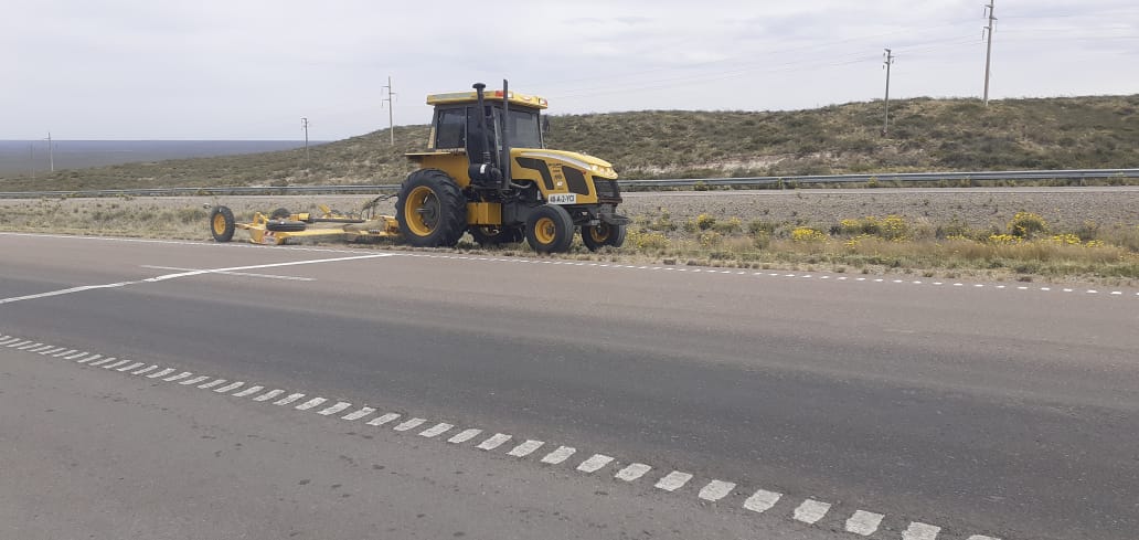 Vialidad Nacional realiza desmalezado en la Ruta Nacional N°3 en Chubut ...