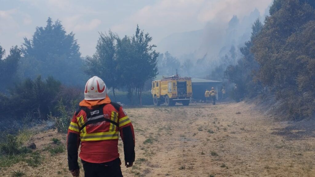 Intenso despliegue de recursos para controlar incendio en Epuyén 1 GhhAA4qXgAAwcBp