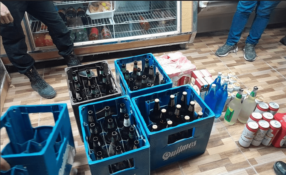 Operativo policial decomisa 140 litros de alcohol en venta ilegal en Trelew, Chubut. 1 INCAUTACION