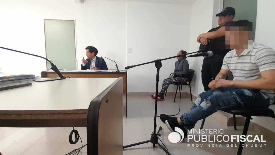 Resolución judicial en audiencia de revisión por caso de violencia familiar y daño en Trelew: Prisión preventiva extendida por un mes 1 WhatsApp Image 2025 02