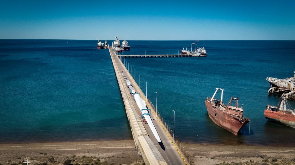 Llega al Muelle Almirante Storni de Puerto Madryn la descarga para el Parque Eólico La Flecha 1 f088050b cfa6 4e04 a69e 3e04d3942d9d