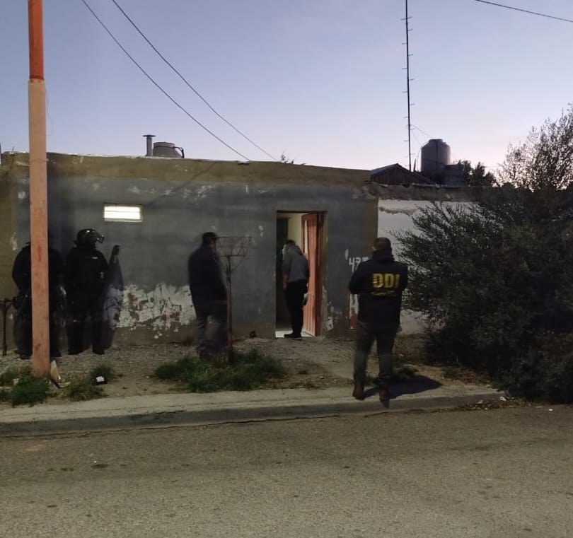 Policía de Santa Cruz realiza tres allanamientos por ataque con arma de fuego en Pico Truncado 1 WhatsApp Image 2025 03 18 at 15.27.56 1