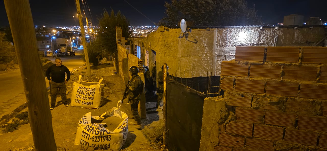 Allanamientos en Comodoro Rivadavia revelan armas, drogas y detenciones ...