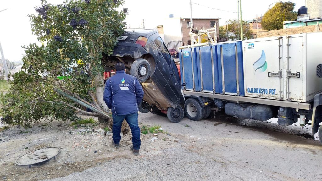 Choque entre camión de servicios públicos y auto estacionado en Trelew sin heridos. 1 8ebea14b ce11 4c67 9388 9869ff63e831