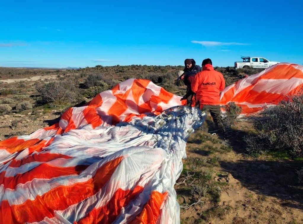 Operativo conjunto descubre globo científico de la NASA en Chubut. 1 Hallaron el globo cientifico de la NASA