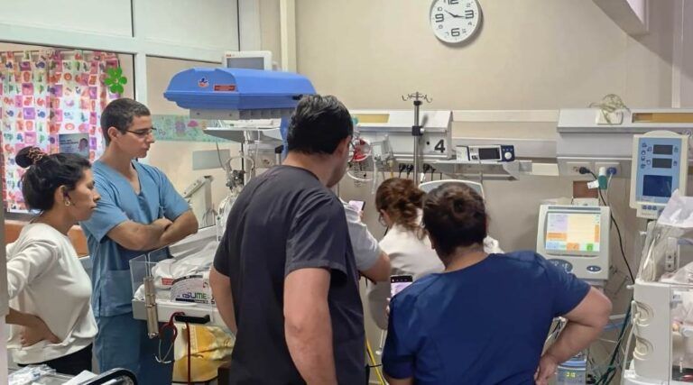 Bebé recién nacido se recupera de hipertensión pulmonar con tratamiento innovador en Hospital de Puerto Madryn 1 WhatsApp Image 2025 05 26 at 16.35.01
