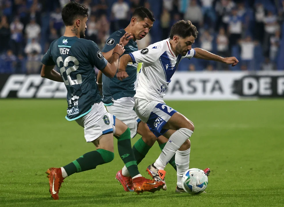 Vélez clasifica a octavos de final de la Copa Libertadores tras golear a San Antonio Bulo Bulo 1 velez a san antonio.webp