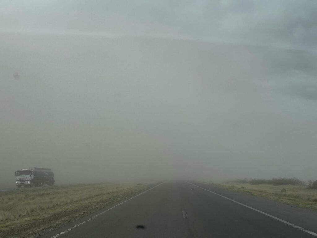 Alerta amarilla en la costa de Chubut por fuertes ráfagas de viento - 4 de junio 1 Baja visibilidad sobre Ruta 3 por el temporal de viento circular con precaucion 1200x900