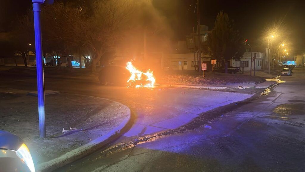 Accidente de tránsito en Comodoro Rivadavia sin heridos: Ford Focus en llamas. 1 Imagen de WhatsApp 2025 07 05 a las 09.57.30 c5ebd994