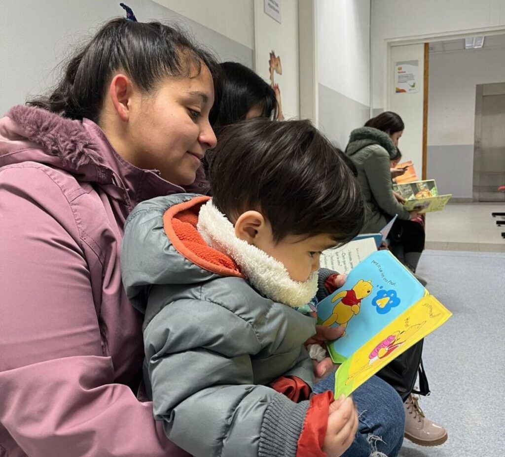 Asociación Cooperadora del Hospital de Trelew dona libros para sala de espera de pediatría y promueve nueva Campaña de Socios. 1 La cooperadora del hospital dono libros para la sala de espera de pediatria donaron libros ok ok