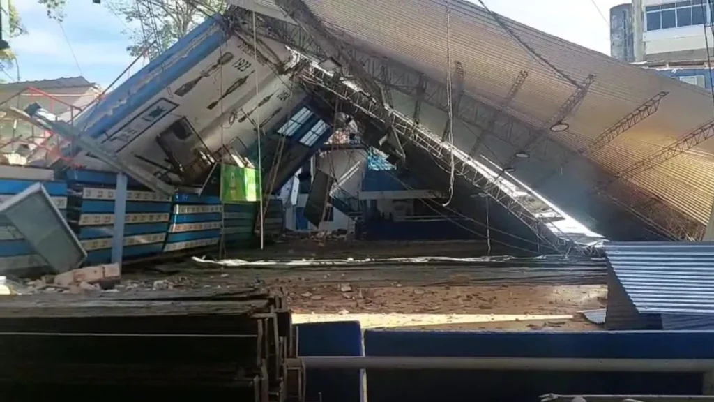 Derrumbe en el estadio de básquet del Club de Regatas de Corrientes: Promesa de reconstrucción por parte del gobernador 1 720 3.webp