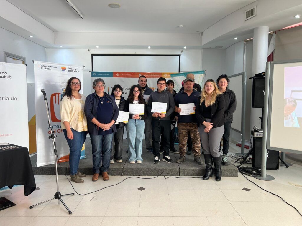 Entrega de certificados a personas con discapacidad por capacitación en curtido de piel de pescado en Rawson 1 819f30c5 c8e8 43e3 84d9 1689384123f5