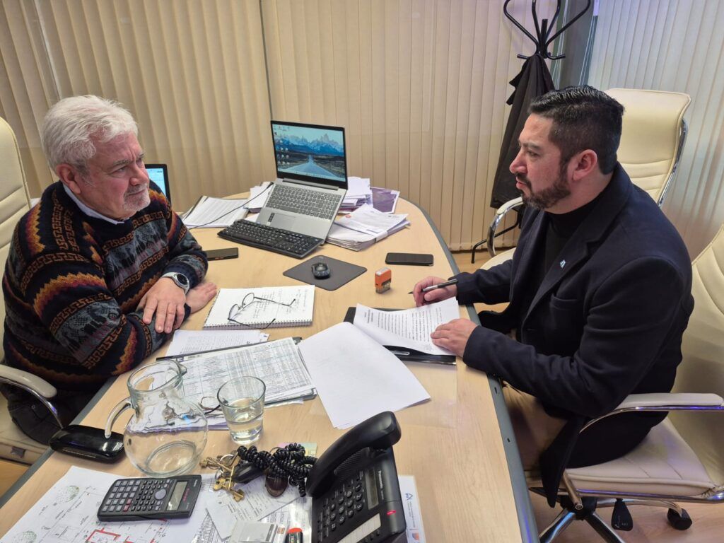 Acuerdo entre Gobierno de Chubut y Las Plumas para la Reactivación de Viviendas para Adultos Mayores 1 WhatsApp Image 2025 08 14 at 13.26.03