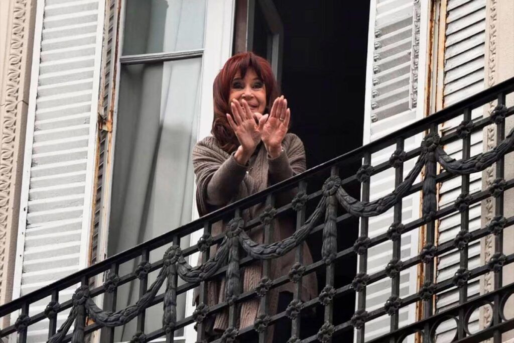 TOF2 desestima planteo de Cristina Fernández de Kirchner en el caso Vialidad: ¿Cómo afectará el monto de $684.990 millones? 1 cristina balcon abismos historia 1088675 000833