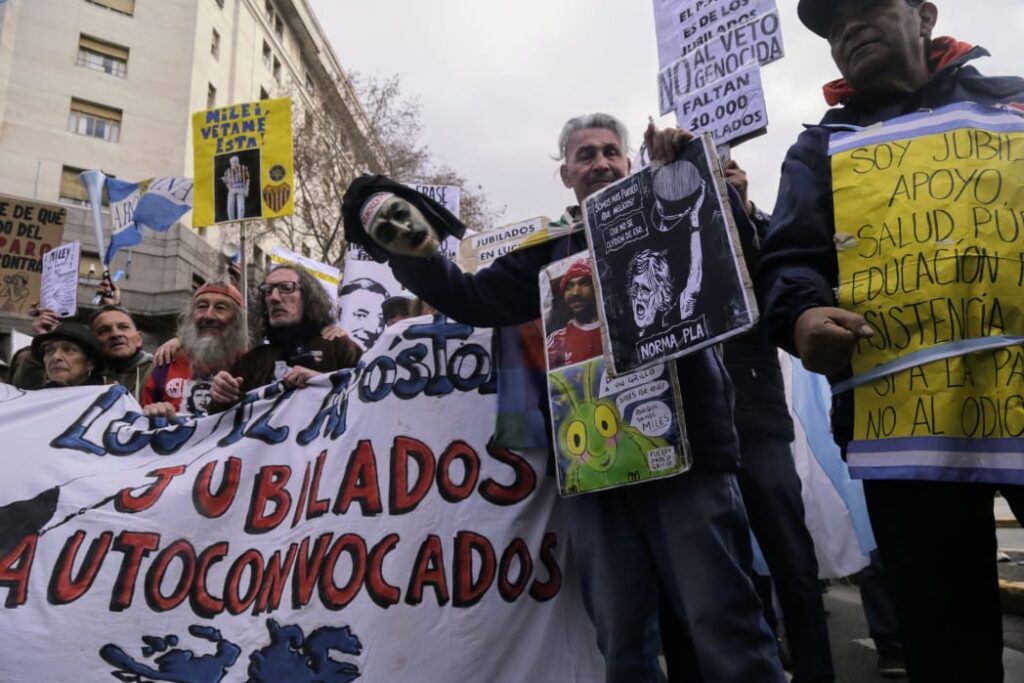 Represión a jubilados en el Congreso deja 20 heridos: Policía comandada por Patricia Bullrich protagoniza tensos episodios 1 FOTOS JUBILADOS CONGRESO FOTO GOMEZ 5