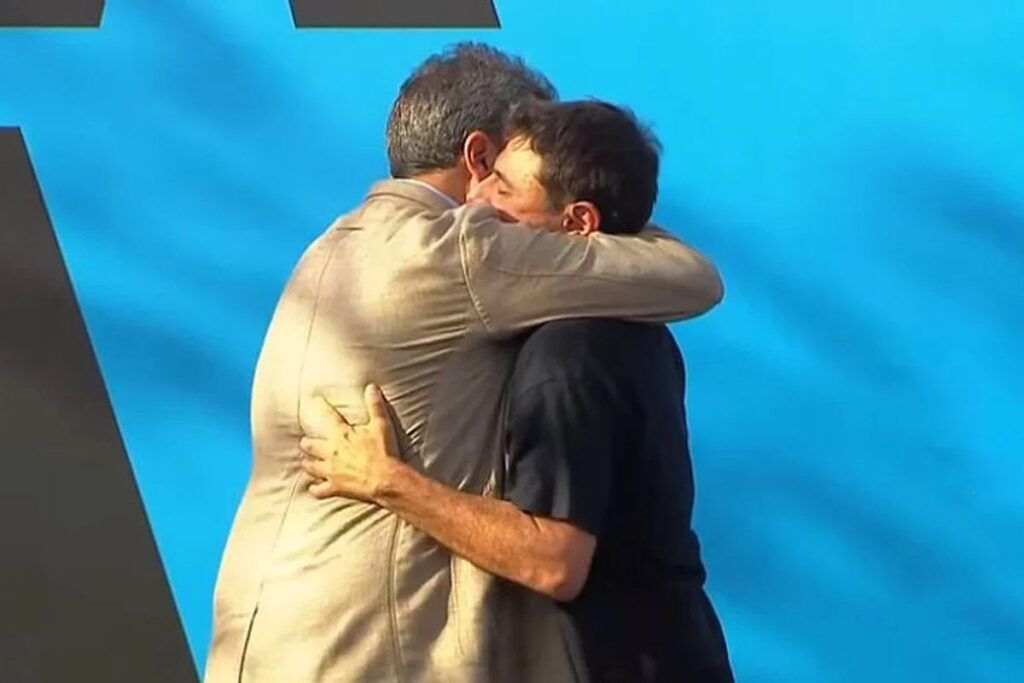 Juan Grabois reconoce ayuda de Sergio Massa en la campaña de Fuerza Patria 1 abrazo grabois massa foto na