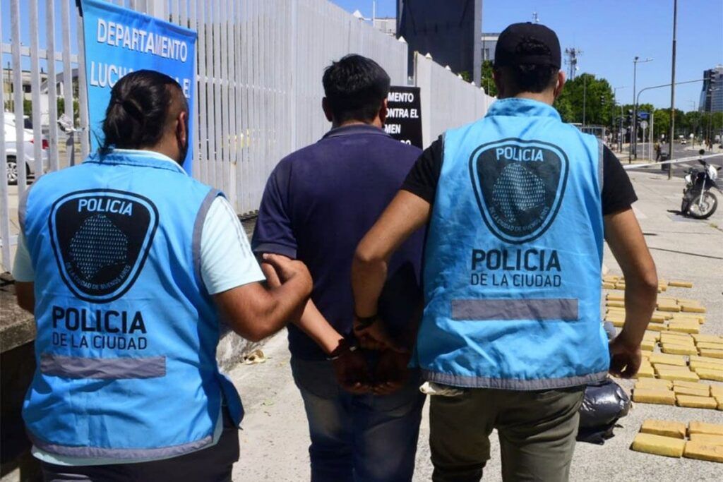 Policía de la Ciudad de Buenos Aires reprime a jubilados y detiene a enfermeros en Hospital Borda 1 policia ciudad drogas2