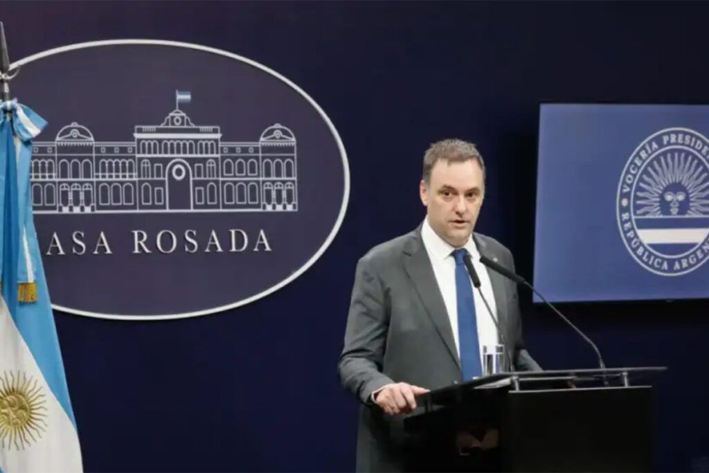 Javier Milei jura a Manuel Adorni como nuevo Jefe de Gabinete y viaja a Miami para participar en el America Business Forum 1 web adorni conferencia
