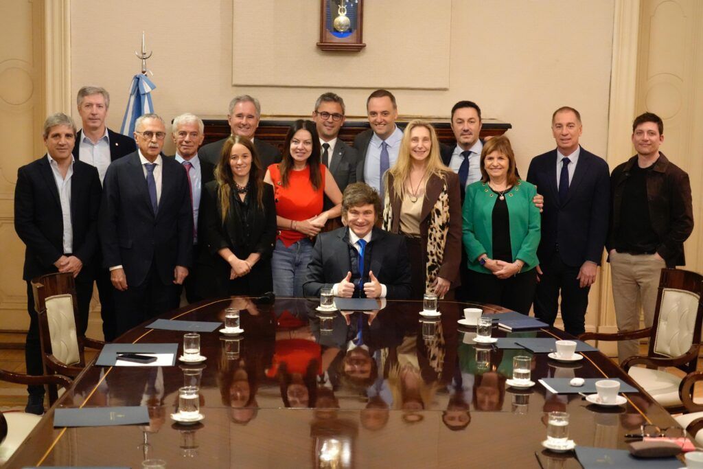 El presidente Javier Milei firma decreto de recomposición salarial para planta jerárquica del Estado 1 Milei gabinete adorni karina 1