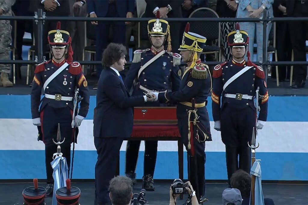 Traslado de reliquia sanmartiniana al Regimiento de Granaderos: un acto polémico de homenaje patriótico. 1 entrega del sable san martin milei captura video