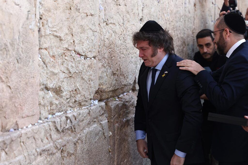 Nuevo viaje oficial del Presidente Javier Milei a Israel: agenda de alto perfil y encuentros estratégicos 1 Foto 20240209 06 galeria milei muro de los lamentos israel afp