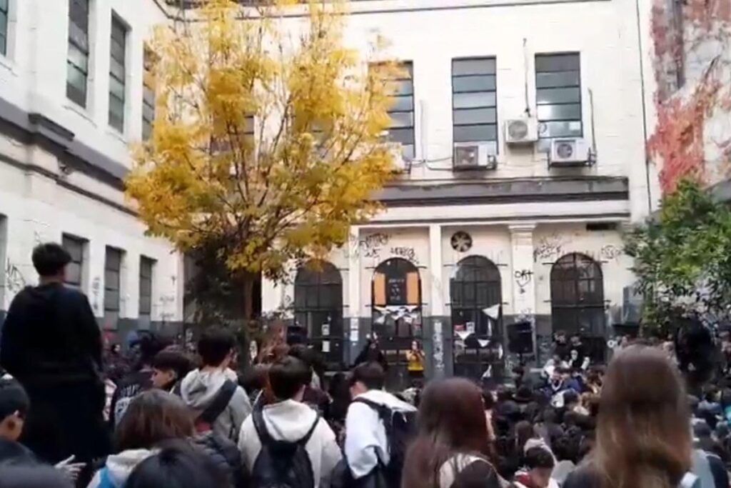 Protestas en colegios preuniversitarios de la UBA: realidades dispares y medidas de seguridad adoptadas. 1 toma colegio carlos pellegrini