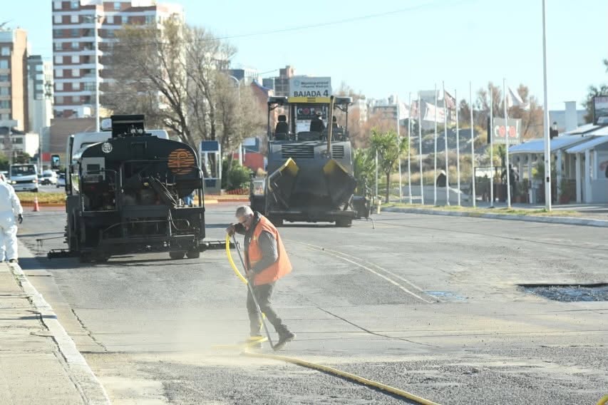 Comienzan trabajos de repavimentación en el Boulevard Brown de Puerto Madryn 1 721110390 18592959586052958 1148446140293059111 n