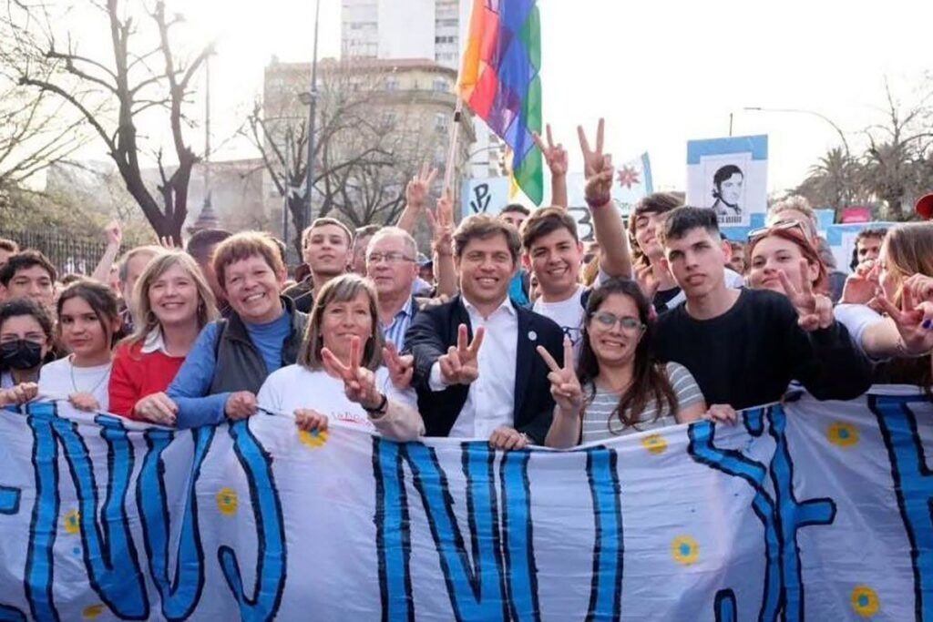 Suspensión del acto de lanzamiento de MDF Juventudes tras la muerte de Carlos Alberto Solari 1 con jovenes y flyer suspension MDF Juventudes