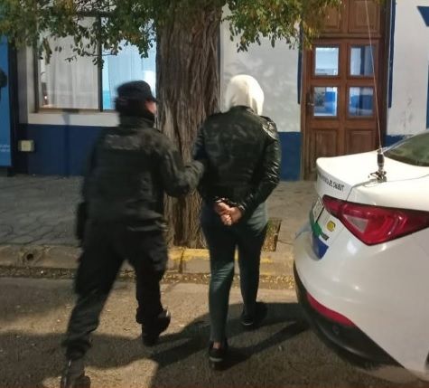 Mujer de 23 años aprehendida en Puerto Madryn por orden judicial. 1 mujer detenida 09