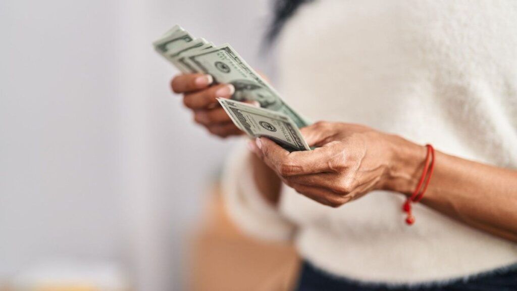 Consejos para preservar tus ahorros en dólares y evitar su deterioro 1 guardar dolares ahorro