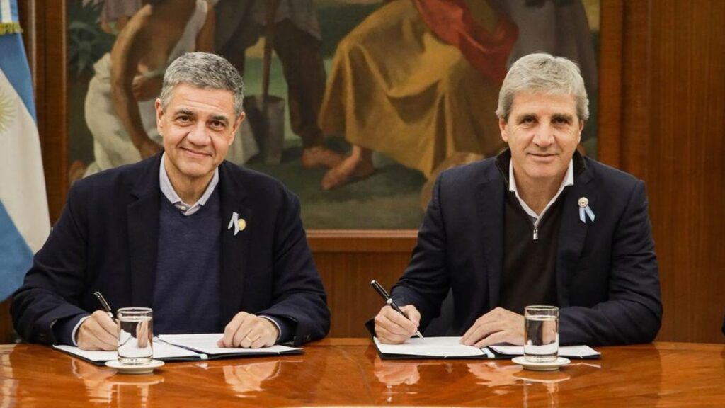 El gobierno de la Ciudad de Buenos Aires asiste a Luis Caputo para alcanzar el superávit fiscal, según informe profesional 1 jorge macri luis caputo deuda coparticipacion