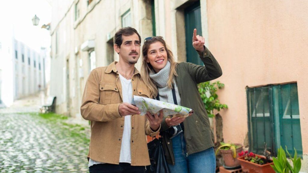 Preparativos financieros para viajar al exterior: cómo gestionar tus medios de pago 1 pareja viaje mapa