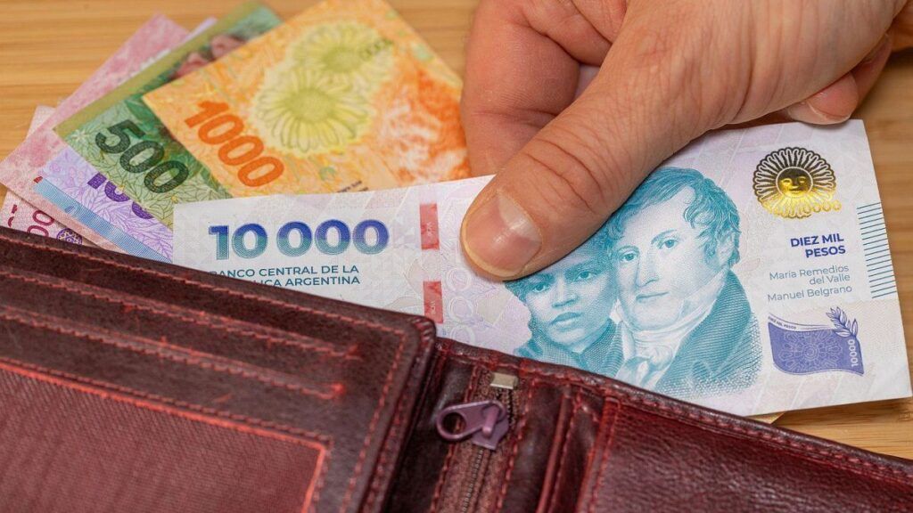 Caída de salarios registrados en mayo pese a desaceleración inflacionaria 1 pesos salarios inflacion paritarias
