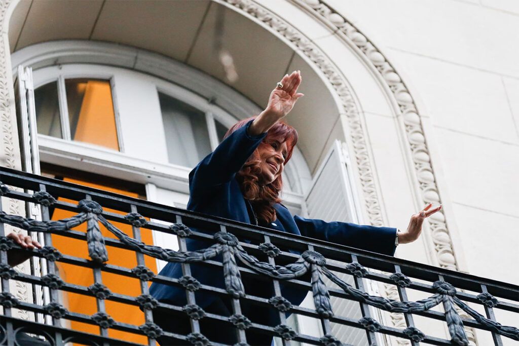 El Tribunal Oral Federal 2 impone nuevos embargos a inmuebles en la 'Causa Vialidad' 1 Cristina Fernandez en el balcon de constitucion foto Antonio Becerra